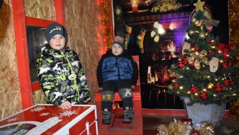 „КУТИЈА ЖЕЉА“ СТИЖЕ СУТРА: Деца у Кикинди пишу Деда Мразу и очекују пакетиће