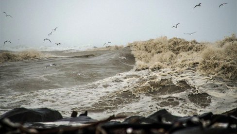 STIGLO IM ZAHLAĐENJE I NEVREME: Crveni meteo alarm u delovima Hrvatske zbog snega i olujnog vetra