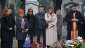GODINA KAKO JE UMRLA MERIMA NJEGOMIR: Suze prijatelja i porodice u Aleji zaslužnih građana, ćerka LJubica objavila potresnu poruku (FOTO)
