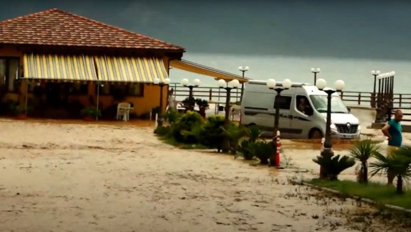 ОЦА И СИНА ОДНЕЛА БУЈИЦА, ДЕВОЈЧИЦА СЕ СПАСИЛА: Драматичне сцене у Албанији, у току евакуација код Скадра