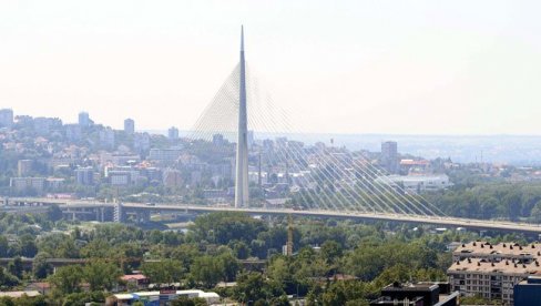 TRAMVAJSKI SAOBRAĆAJ NA MOSTU NA ADI U ZASTOJU: Vozača automobila završio na šinama