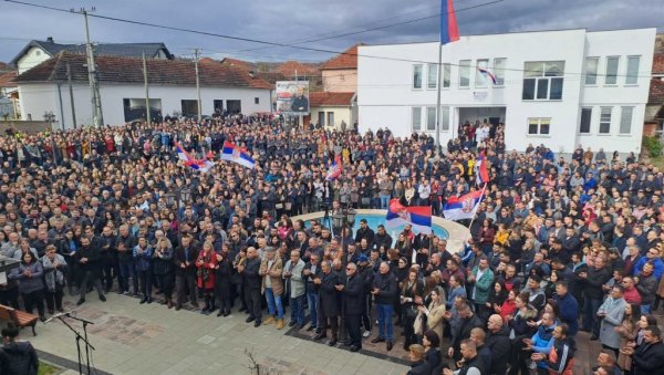 ВИШЕ ОД ПЕТ ХИЉАДА СРБА НА ПРОТЕСТУ У ГОРЊЕМ КУСЦУ: Послате поруке солидарности сународницима на северу КиМ (ФОТО)