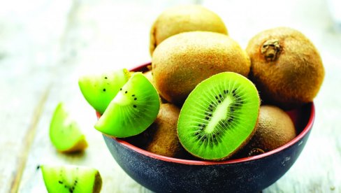 PRAVO JE VREME ZA KIVI: Više vitamina nego u pomorandži, vlakana nego u jabuci, a sa kalijumom prestiže i bananu PRAVO JE VREME ZA KIVI: Više vitamina nego u pomorandži, vlakana nego u jabuci, a sa kalijumom prestiže i bananu