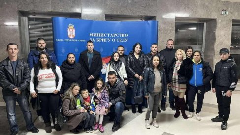 NOVI ŽIVOT U SEČNJU: Dvanaest mladih porodica dobilo domove uz pomoć Ministarstva za brigu o selu (FOTO) NOVI ŽIVOT U SEČNJU: Dvanaest mladih porodica dobilo domove uz pomoć Ministarstva za brigu o selu (FOTO)