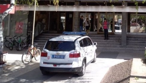 HAOS NA PARKINGU OSNOVNOG SUDA U KRUŠEVCU: Pretio pravosudnoj straži, ali i policiji HAOS NA PARKINGU OSNOVNOG SUDA U KRUŠEVCU: Pretio pravosudnoj straži, ali i policiji
