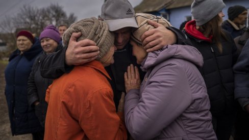 POTRESNE SLIKE IZ HERSONA: Porodice se sastaju nakon meseci razdvojenosti - ljudi sakupljaju vodu iz Dnjepra (FOTO) POTRESNE SLIKE IZ HERSONA: Porodice se sastaju nakon meseci razdvojenosti - ljudi sakupljaju vodu iz Dnjepra (FOTO)
