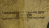 UKRALI SLOVA SA ČUKUR-ČESME: Nepoznati vandali oštetili čuveni spomenik u Dobračinoj ulici na Dorćolu