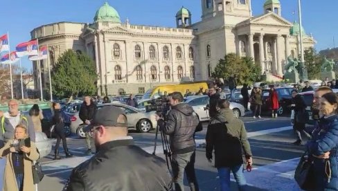 BLOKIRAN SAOBRAĆAJ KOD SKUPŠTINE: Vlasnici splavova izašli na protest BLOKIRAN SAOBRAĆAJ KOD SKUPŠTINE: Vlasnici splavova izašli na protest