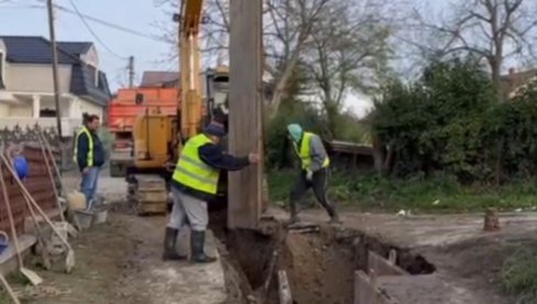 POČELI RADOVI NA KANALIZACIJI U KUMODRAŽU: Ukupno će biti postavljeno više od osam km cevi (FOTO) POČELI RADOVI NA KANALIZACIJI U KUMODRAŽU: Ukupno će biti postavljeno više od osam km cevi (FOTO)