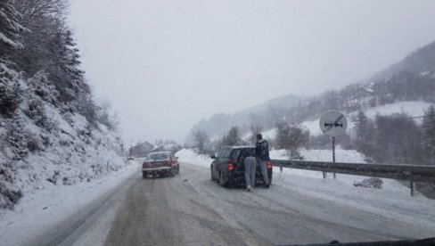 OPASNOST ZA VOZAČE ŠIROM SRBIJE: Šta je crni led i gde se stvara? OPASNOST ZA VOZAČE ŠIROM SRBIJE: Šta je crni led i gde se stvara?