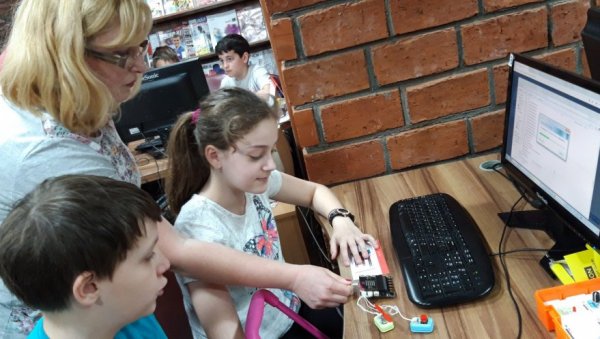 ПРОГРАМИРАЈУ И ОСНОВЦИ: Захваљујући донацији, Меквин роботи у јагодинској библиотеци (ФОТО) ПРОГРАМИРАЈУ И ОСНОВЦИ: Захваљујући донацији, Меквин роботи у јагодинској библиотеци (ФОТО)