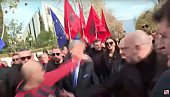 BERIŠA NAPADNUT NA PROTESTU U TIRANI: Dobio udarac pesnicom u glavu