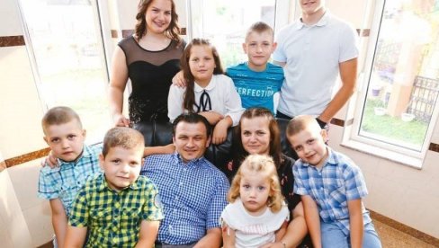 DVORIŠTE PUNO DECE I ŠTENADI: Dupla radost u višečlanoj porodici Savković iz Dervente (FOTO) DVORIŠTE PUNO DECE I ŠTENADI: Dupla radost u višečlanoj porodici Savković iz Dervente (FOTO)
