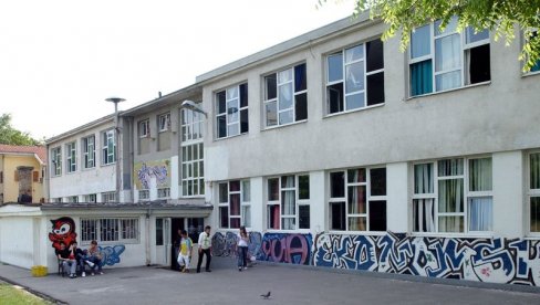 OPREZ, VRANE NAS NAPADAJU: Neobično upozorenje osvanulo na ogradi Pete ekonomske škole u Rakovici OPREZ, VRANE NAS NAPADAJU: Neobično upozorenje osvanulo na ogradi Pete ekonomske škole u Rakovici