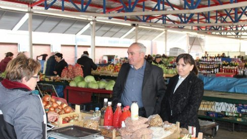 KROV PO ŽELJI GRAĐANA: Na tržnici pored Gradske pijace u Rumi zamenjen dotrajala konstrukcija KROV PO ŽELJI GRAĐANA: Na tržnici pored Gradske pijace u Rumi zamenjen dotrajala konstrukcija