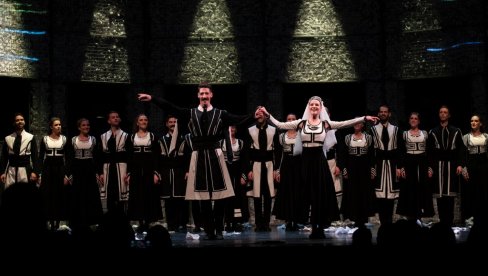 SOKOLOVA PESMA NA LEPOM PLAVOM DUNAVU: Kolo ispraćeno ovacijama posle izvođenja muzičko-dramskog prvenca SOKOLOVA PESMA NA LEPOM PLAVOM DUNAVU: Kolo ispraćeno ovacijama posle izvođenja muzičko-dramskog prvenca