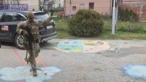 HELIKOPTERI NADLEĆU LEPOSAVIĆ: Srbi ne dozvoljavaju Albancima ulaz u opštinu, naoružani pripadnici Kfora upali u vrtić (FOTO)