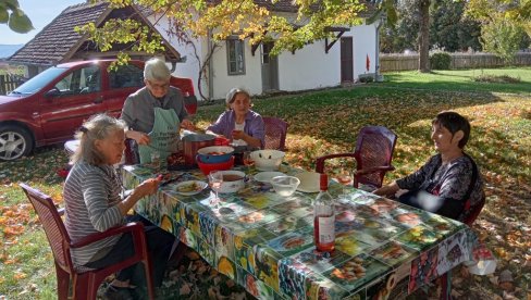 UPOZNAJTE DŽOAN - MAJSTORICU ZA AJVAR: Amerikanka pre 54 godine postala srpska snajka (FOTO) UPOZNAJTE DŽOAN - MAJSTORICU ZA AJVAR: Amerikanka pre 54 godine postala srpska snajka (FOTO)