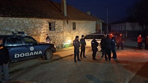 KURTI POSLAO POLICIJU DA ZAPLENI SRBIMA VINO! Narod se okupio da odbrani komšiju - neće da trpe iživljavanje i teror (FOTO) KURTI POSLAO POLICIJU DA ZAPLENI SRBIMA VINO! Narod se okupio da odbrani komšiju - neće da trpe iživljavanje i teror (FOTO)