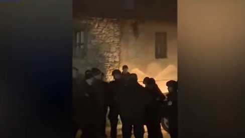 KURTIJEV HARAČ U VELIKOJ HOČI: ROSU specijalci zaplenjuju vino od srpskog vinogradara (VIDEO) KURTIJEV HARAČ U VELIKOJ HOČI: ROSU specijalci zaplenjuju vino od srpskog vinogradara (VIDEO)