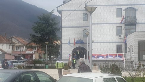 NOGOM UDARALI U OTVORENA VRATA: U Severnoj Mitrovici i Zubinom Potoku, dan posle bahaćenja kosovskih policajaca