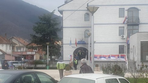 NOGOM UDARALI U OTVORENA VRATA: U Severnoj Mitrovici i Zubinom Potoku, dan posle bahaćenja kosovskih policajaca NOGOM UDARALI U OTVORENA VRATA: U Severnoj Mitrovici i Zubinom Potoku, dan posle bahaćenja kosovskih policajaca