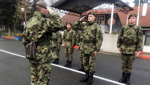 BIĆE RASPOREĐENI U SPECIJALISTIČKE CENTRE: Svečani početak obuke vojnika na služenju vojnog roka (FOTO)