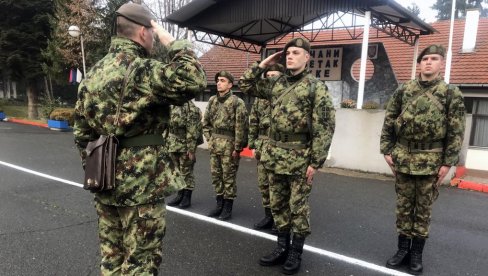 BIĆE RASPOREĐENI U SPECIJALISTIČKE CENTRE: Svečani početak obuke vojnika na služenju vojnog roka (FOTO) BIĆE RASPOREĐENI U SPECIJALISTIČKE CENTRE: Svečani početak obuke vojnika na služenju vojnog roka (FOTO)