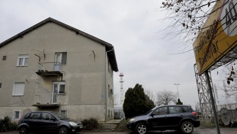 STANARI SU PONOVO BEZ STRUJE I VODE: Stari problemi žitelja zgrade u Svetog Save 84 u naselju Radiofar STANARI SU PONOVO BEZ STRUJE I VODE: Stari problemi žitelja zgrade u Svetog Save 84 u naselju Radiofar