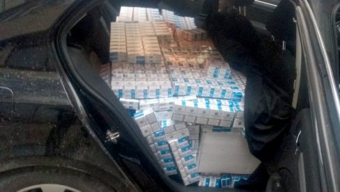 ZAPLENJENO 9.990 PAKLICA: Dobar ulov pripadnika MUP u Kraljevu ZAPLENJENO 9.990 PAKLICA: Dobar ulov pripadnika MUP u Kraljevu