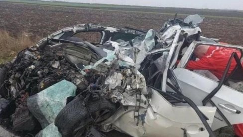 JEZIVE SLIKE S MESTA NESREĆE U KOJOJ JE POGINUO JEŠIĆ: Podleteo pod kamion - auto potpuno smrskan (FOTO) JEZIVE SLIKE S MESTA NESREĆE U KOJOJ JE POGINUO JEŠIĆ: Podleteo pod kamion - auto potpuno smrskan (FOTO)