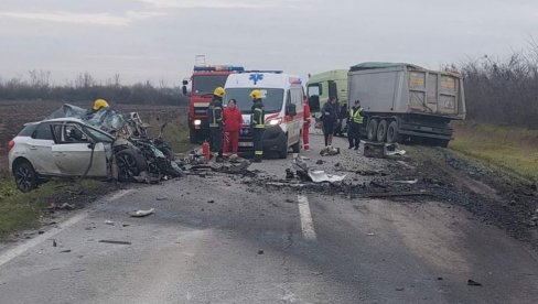 NOVE SLIKE NESREĆE U KOJOJ JE POGINUO JEŠIĆ: Od siline udara smrskan i deo kamiona - nije mu bilo spasa (FOTO) NOVE SLIKE NESREĆE U KOJOJ JE POGINUO JEŠIĆ: Od siline udara smrskan i deo kamiona - nije mu bilo spasa (FOTO)