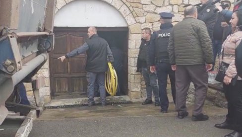 SKANDAL! Počela zaplena vina iz kuće porodice Petrović u Velikoj Hoči - policija dala sramno objašnjenje (VIDEO) SKANDAL! Počela zaplena vina iz kuće porodice Petrović u Velikoj Hoči - policija dala sramno objašnjenje (VIDEO)