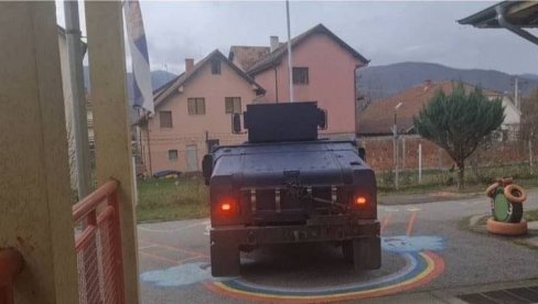 DRAMA NA KiM: ROSU bornim vozilima ušla u dvorište obdaništa u Leposaviću (FOTO/VIDEO) DRAMA NA KiM: ROSU bornim vozilima ušla u dvorište obdaništa u Leposaviću (FOTO/VIDEO)
