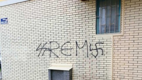 „SVASTIKOM“ PRETE VUKAŠINOVIĆU I REM-u: U Novom Sadu ponovo grafit mržnje na zgradi u kojoj živi član Saveta Regulatornog tela