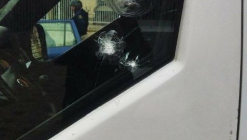 FOTOGRAFIJE ORUŽANOG NAPADA U LEPOSAVIĆU: Pljačkaši iz vozila neuobičajene žute boje izašli sa fantomkama na glavi (FOTO) FOTOGRAFIJE ORUŽANOG NAPADA U LEPOSAVIĆU: Pljačkaši iz vozila neuobičajene žute boje izašli sa fantomkama na glavi (FOTO)