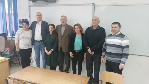 UČENICIMA VREDNA OPREMA: Generalni konzul Rumunije posetio novosadsku OŠ Žarko Zrenjanin UČENICIMA VREDNA OPREMA: Generalni konzul Rumunije posetio novosadsku OŠ Žarko Zrenjanin