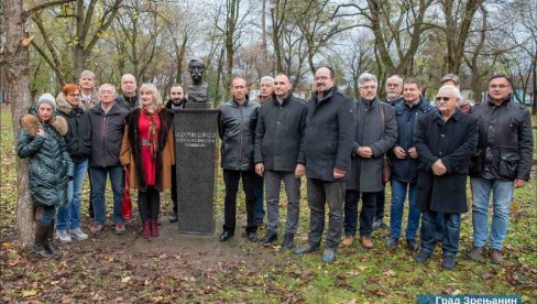 ČUVENI SLIKAR OPET U ZRENJANINU: Otkrivena bista Uroša Predića u Aleji zaslužnih građana (FOTO) ČUVENI SLIKAR OPET U ZRENJANINU: Otkrivena bista Uroša Predića u Aleji zaslužnih građana (FOTO)