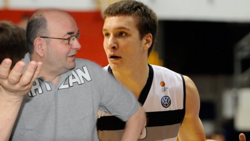 SEDI TU!: Bogdan rekao da će razmisliti da li da igra za repku, a onda je uleteo Vujošević (VIDEO) SEDI TU!: Bogdan rekao da će razmisliti da li da igra za repku, a onda je uleteo Vujošević (VIDEO)