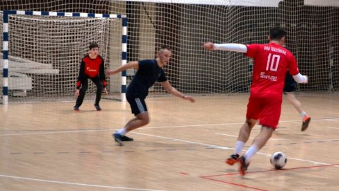 OBOŽAVAJU DA IGRAJU FUDBAL: Prvenstvo mesnih zajednica u Paraćinu OBOŽAVAJU DA IGRAJU FUDBAL: Prvenstvo mesnih zajednica u Paraćinu