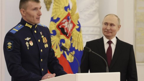 PUTIN NE JURI BEGUNCE, VEĆ ODLIKUJE HEROJE: Rusi ljuti na milijardere koji su pobegli PUTIN NE JURI BEGUNCE, VEĆ ODLIKUJE HEROJE: Rusi ljuti na milijardere koji su pobegli