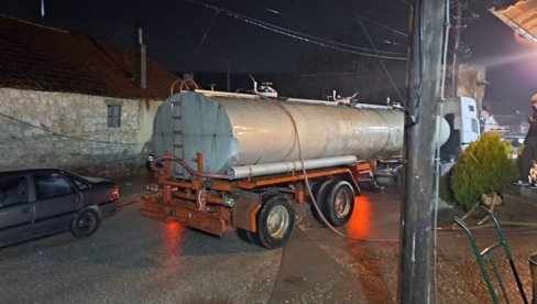 VELIKA SRAMOTA U VELIKOJ HOČI: Kurtijeva policija zaplenila gotovo svo vino iz vinice porodice Petrović (FOTO/VIDEO) VELIKA SRAMOTA U VELIKOJ HOČI: Kurtijeva policija zaplenila gotovo svo vino iz vinice porodice Petrović (FOTO/VIDEO)