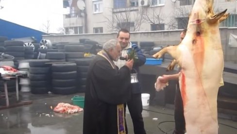 HIT NA INTERNETU: Svinjokolj na autopraonici uz blagoslov sveštenika (VIDEO) HIT NA INTERNETU: Svinjokolj na autopraonici uz blagoslov sveštenika (VIDEO)