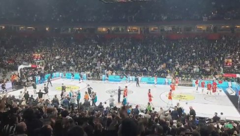 GRMLJAVINA, A NE NAVIJANJE: Ovako su grobari i delije reagovali na izlazak košarkaša na istorijski večiti derbi (VIDEO) GRMLJAVINA, A NE NAVIJANJE: Ovako su grobari i delije reagovali na izlazak košarkaša na istorijski večiti derbi (VIDEO)