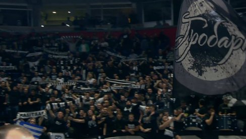 DOSAD NEVIĐENO! Košarkaške sudije ostale u neverici zbog navijača na meču Evrolige Partizan - Zvezda i uradile ovo (VIDEO) DOSAD NEVIĐENO! Košarkaške sudije ostale u neverici zbog navijača na meču Evrolige Partizan - Zvezda i uradile ovo (VIDEO)