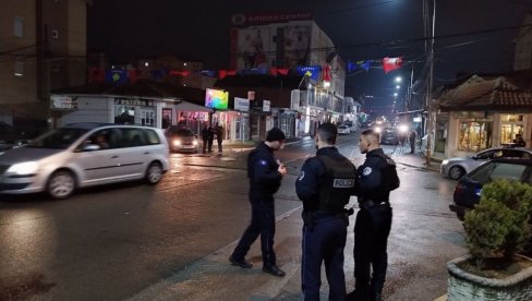 RASPOREĐENI PO ČITAVOM SEVERU KIM: Kurtijevi specijalci u grupama po svim delovima Kosovske Mitrovice (FOTO/VIDEO) RASPOREĐENI PO ČITAVOM SEVERU KIM: Kurtijevi specijalci u grupama po svim delovima Kosovske Mitrovice (FOTO/VIDEO)