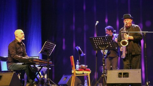 DŽEZ SPEKTAKL U CENTRU ZA KULTURU: Vasil Hadžimanov i Rus Oleg Kirijev oduševili smederevsku publiku (FOTO) DŽEZ SPEKTAKL U CENTRU ZA KULTURU: Vasil Hadžimanov i Rus Oleg Kirijev oduševili smederevsku publiku (FOTO)
