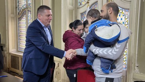 KUĆE SU KONAČNO NAŠE: Potpisani ugovori sa porodicama koje su dobile kuće u okolini Zrenjanina (FOTO) KUĆE SU KONAČNO NAŠE: Potpisani ugovori sa porodicama koje su dobile kuće u okolini Zrenjanina (FOTO)