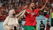 НАПРАВИЛИ ЧУДО, ПА ИЗВЕЛИ МАЈКЕ НА ТЕРЕН: Прелепе сцене након меча Мароко - Португал