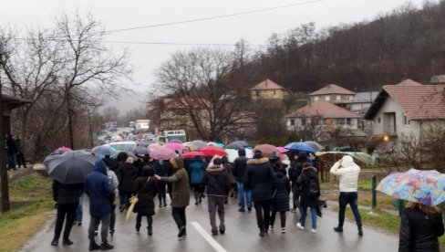 OVO JE PREVRŠILO SVAKU MERU: Narod se okuplja na barikadama, situacija mirna - ali napeta (FOTO)